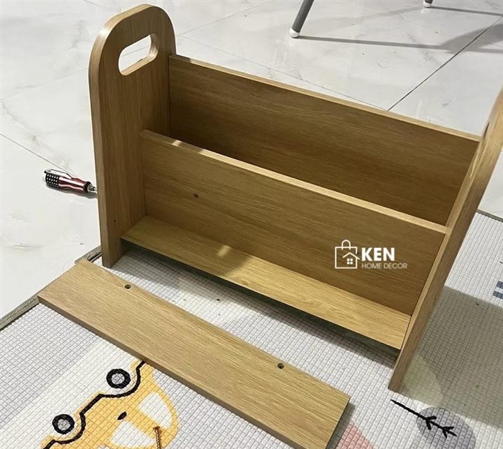 Kệ sách mini dáng chữ A có tay xách trên thảm chơi